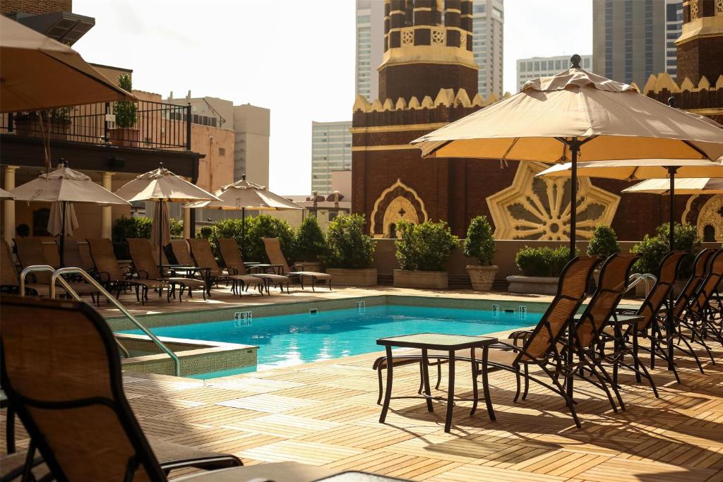New Orleans, USA: Top 5-star The Roosevelt New Orleans, A Waldorf Astoria Hotel for just US$ 220 per room/night! 2 The Roosevelt New Orleans A Waldorf Astoria Hotel swimming