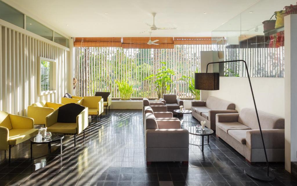 Siem Reap, Cambodia: Well rated 5-star Hillocks Hotel & Spa from only US$30 per room/night (56% OFF)!! 2 Hillocks Hotel Spa dine
