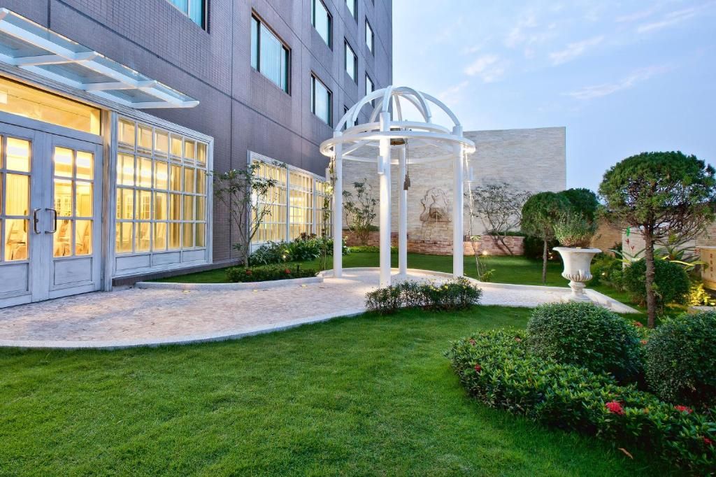 Kaohsiung, Taiwan: Book the Luxury 5-star Howard Plaza Hotel from only US$ 75 / night / room (71% OFF)!! 2 Howard Plaza Hotel Garden