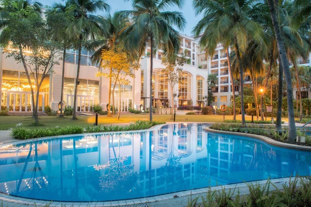 Kuala Lumpur, Malaysia: Luxury 5-star Bangi Resort Hotel from only US$47 / night / room (75% OFF)! 4 Bangi Resort Hotel Pool