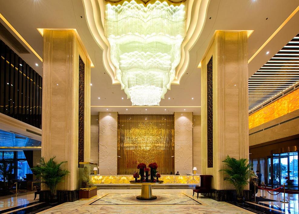 Chengdu, China: Luxury 5-star Dading Century Hotel South Railway Station from only US$ 53 / night / room 2 Cheng Du Da Ding Century Plaza Hotel Lobby