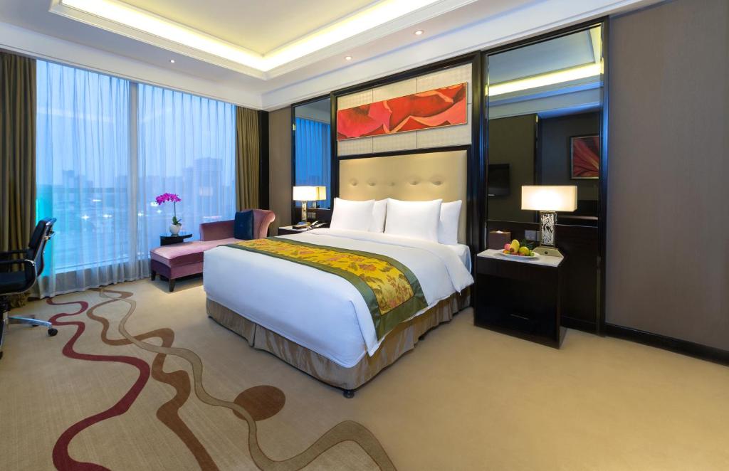 Chengdu, China: Luxury 5-star Dading Century Hotel South Railway Station from only US$ 53 / night / room 1 Cheng Du Da Ding Century Plaza Hotel Room