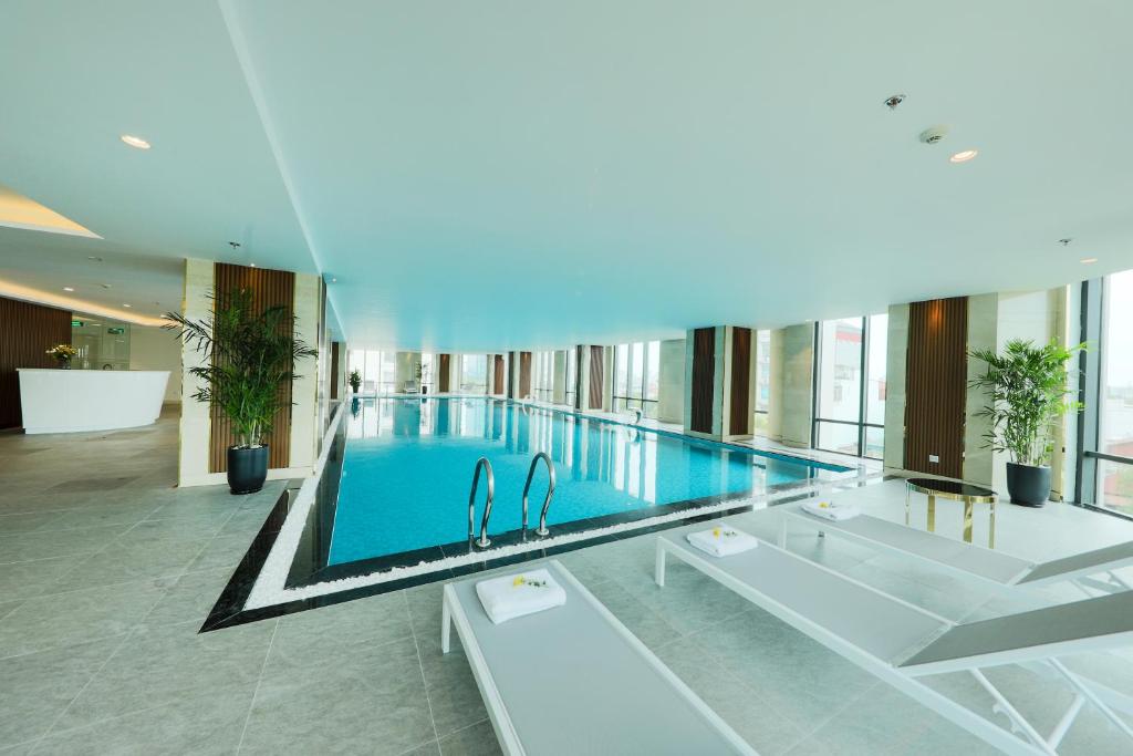Hanoi, Vietnam: Luxury 5-star Grand Vista Hanoi from only US$69 per room/night (47% OFF)! 4 Grand Vista Hanoi Swimming